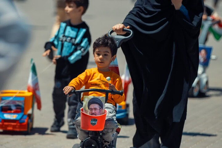 تصاویر / کاروان ماشین‌های اسباب‌بازی کودکان در حیاط مصلی زنجان