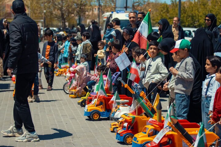 تصاویر / کاروان ماشین‌های اسباب‌بازی کودکان در حیاط مصلی زنجان