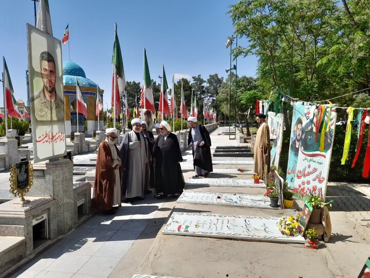 تصاویر/ ادای احترام اساتید مدرسه علمیه آیت‌الله یثربی(ره) به شهدا و امام جمعه فقید کاشان
