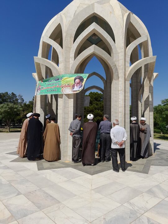 تصاویر/ ادای احترام اساتید مدرسه علمیه آیت‌الله یثربی(ره) به شهدا و امام جمعه فقید کاشان
