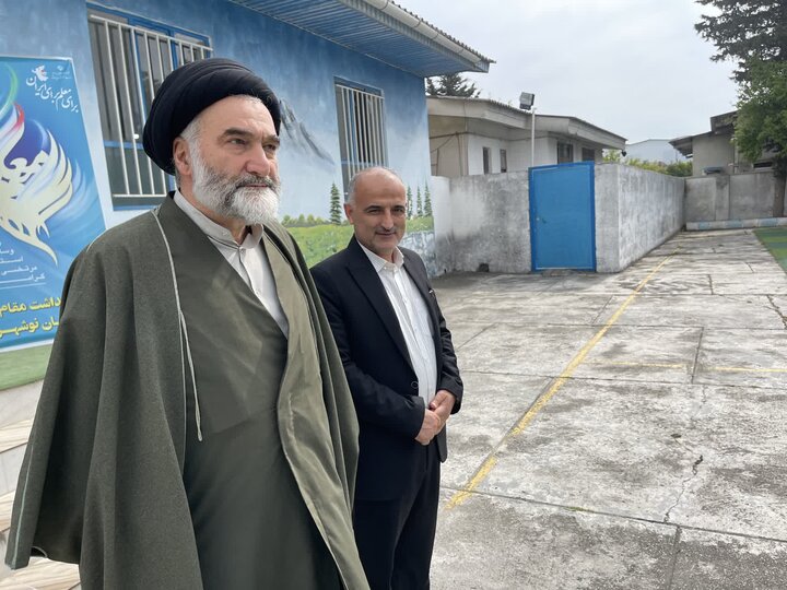 تصاویر/ حضور امام جمعه نوشهر در مراسم زنگ سپاس معلم در مدرسه شهید مدرس