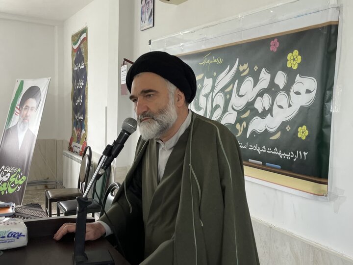 تصاویر/ حضور امام جمعه نوشهر در مراسم زنگ سپاس معلم در مدرسه شهید مدرس