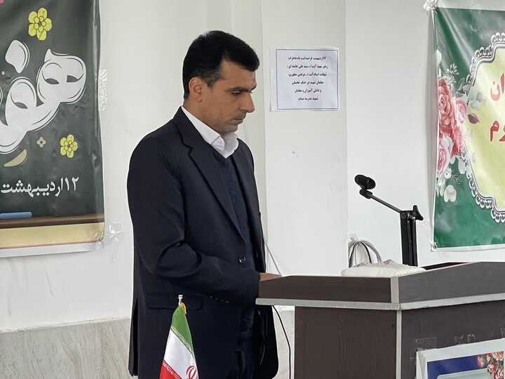 تصاویر/ حضور امام جمعه نوشهر در مراسم زنگ سپاس معلم در مدرسه شهید مدرس