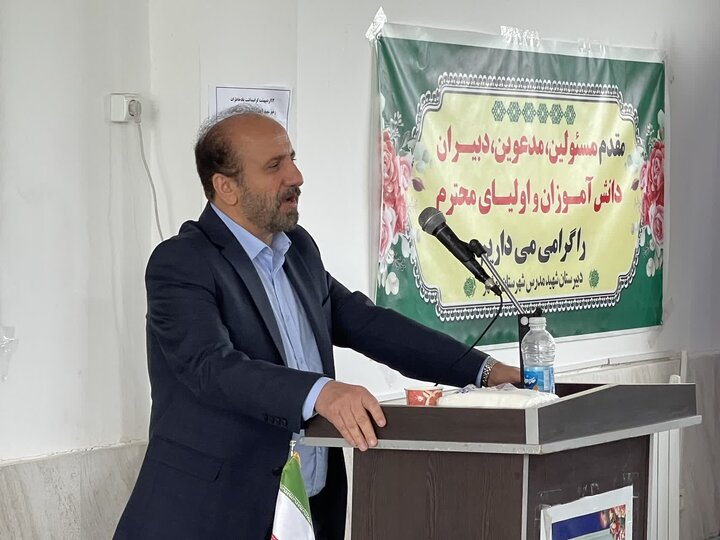 تصاویر/ حضور امام جمعه نوشهر در مراسم زنگ سپاس معلم در مدرسه شهید مدرس