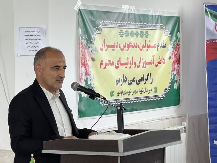 تصاویر/ حضور امام جمعه نوشهر در مراسم زنگ سپاس معلم در مدرسه شهید مدرس