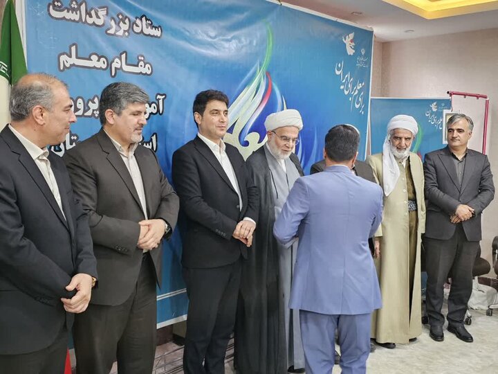 تصاوییر/ آیین تجلیل از معلمان و مدیران برتر مدارس استان کردستان