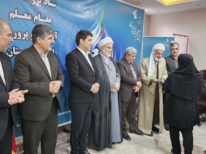 تصاوییر/ آیین تجلیل از معلمان و مدیران برتر مدارس استان کردستان