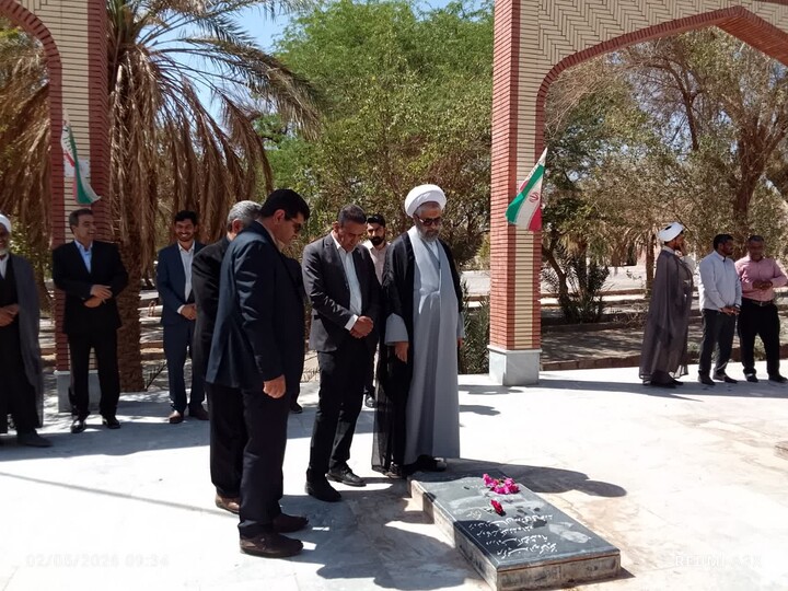 تصاویر/ غبارروبی گلزار شهداد