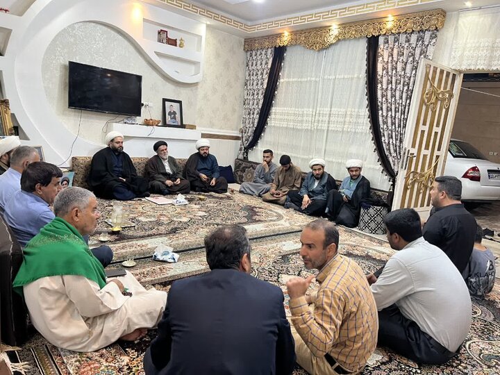 تصاویر/حضور طلاب در تکریم خانواده شهدای جنگ تحمیلی سوم