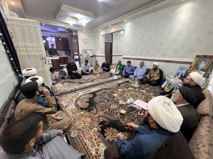 تصاویر/حضور طلاب در تکریم خانواده شهدای جنگ تحمیلی سوم