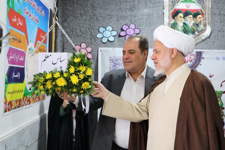تصاویر/نواختن زنگ سپاس معلم در ساوه