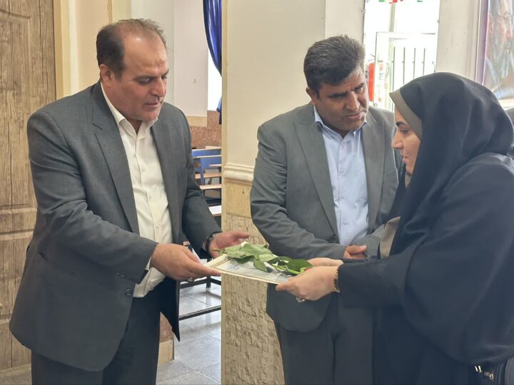 تصاویر/تجلیل مسئولان شهرستان ساوه از مقام رفیع معلمان به مناسبت روز معلم