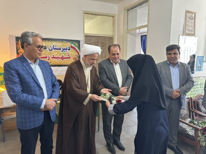 تصاویر/تجلیل مسئولان شهرستان ساوه از مقام رفیع معلمان به مناسبت روز معلم