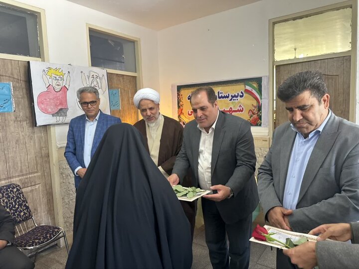 تصاویر/تجلیل مسئولان شهرستان ساوه از مقام رفیع معلمان به مناسبت روز معلم