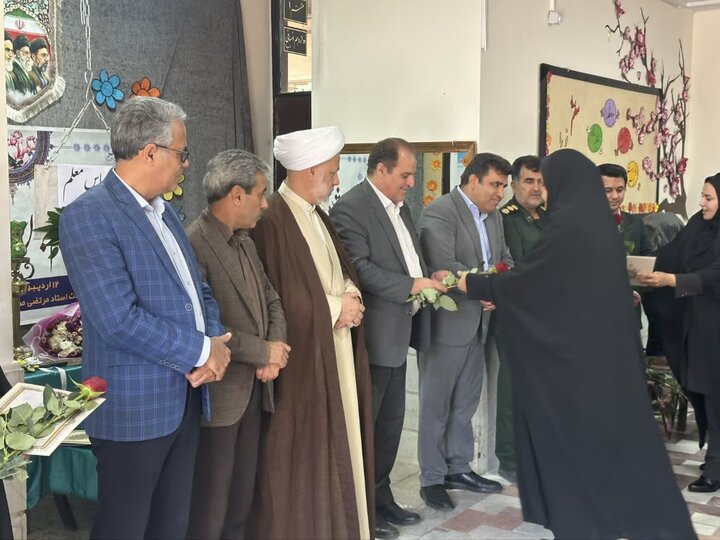 تصاویر/تجلیل مسئولان شهرستان ساوه از مقام رفیع معلمان به مناسبت روز معلم