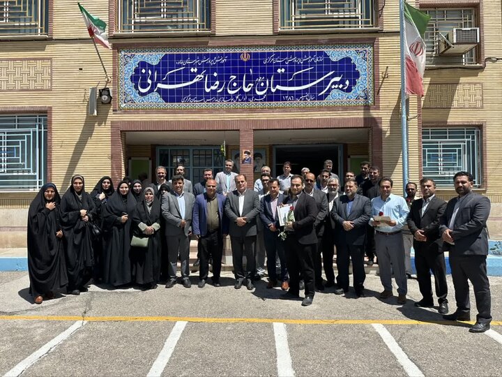 تصاویر/تجلیل مسئولان شهرستان ساوه از مقام رفیع معلمان به مناسبت روز معلم