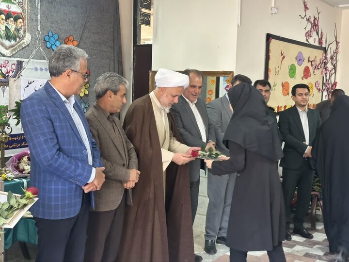تصاویر/تجلیل مسئولان شهرستان ساوه از مقام رفیع معلمان به مناسبت روز معلم