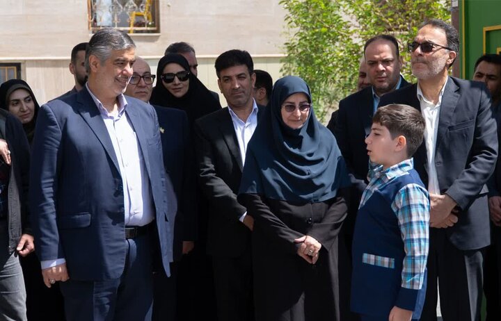 تصاویر/نواخته‌شدن زنگ سپاس معلم در اراک