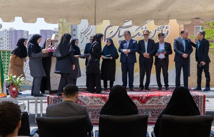 تصاویر/نواخته‌شدن زنگ سپاس معلم در اراک