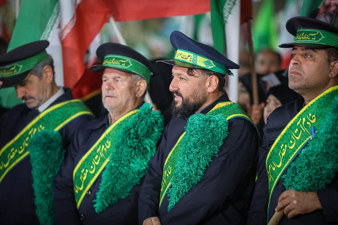 فیلم| حضور خادمین آستان قدس رضوی در جمع اقشار مردم استان قزوین