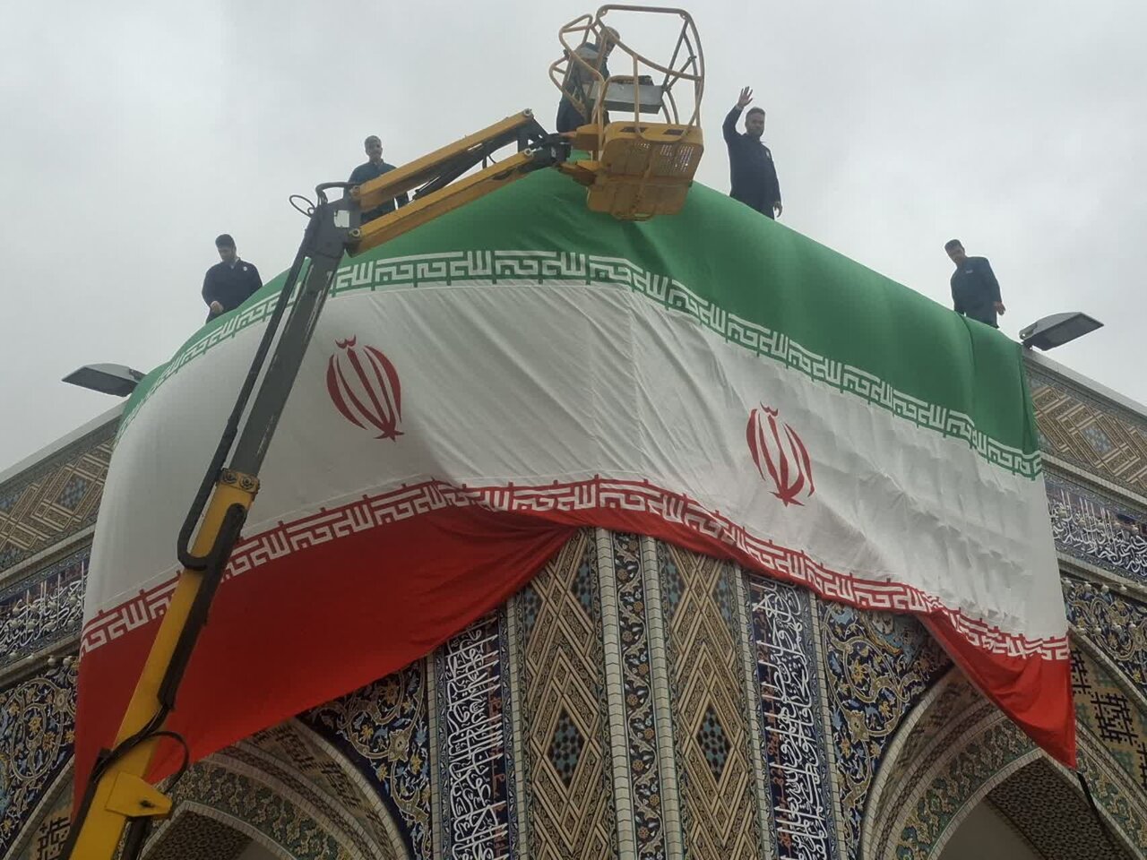 اهتزاز پرچم ۱۲۰ متری کاشانی ها درحرم رضوی نمادی از مقاومت دربرابر استکبارجهانی است