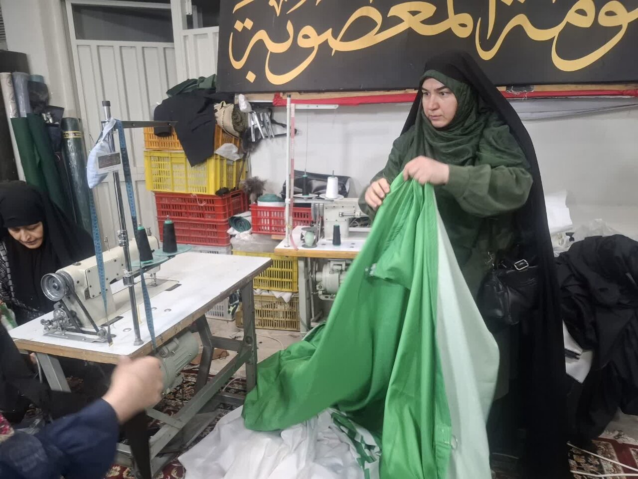 اهتزاز پرچم ۱۲۰ متری کاشانی ها درحرم رضوی نمادی از مقاومت دربرابر استکبارجهانی است
