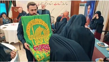 تجلیل خدّام حرم مطهر رضوی از معلمان ایرانیان شهر کراچی پاکستان+ فیلم