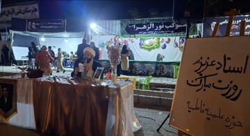 تجلیل متفاوت از اساتید حوزه علمیه خواهران در کف خیابان/ دبیر ستاد امر به معروف و نهی از منکر: معلمی امتداد رسالت انبیا است+ عکس
