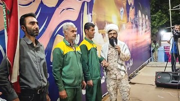 فیلم | رفتار غیرمنتظره مجری روحانی در اجتماع اقتدار شاهرود با کارگر ریش سفید