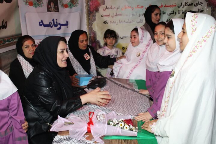 تصاویر/ تجلیل رئیس اداره تبلیغات اسلامی ماکو از معلمین فعال در مواکب تجمعات شبانه این شهرستان