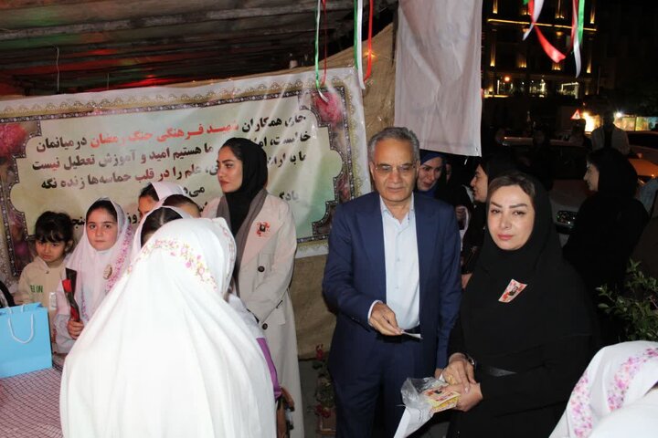 تصاویر/ تجلیل رئیس اداره تبلیغات اسلامی ماکو از معلمین فعال در مواکب تجمعات شبانه این شهرستان