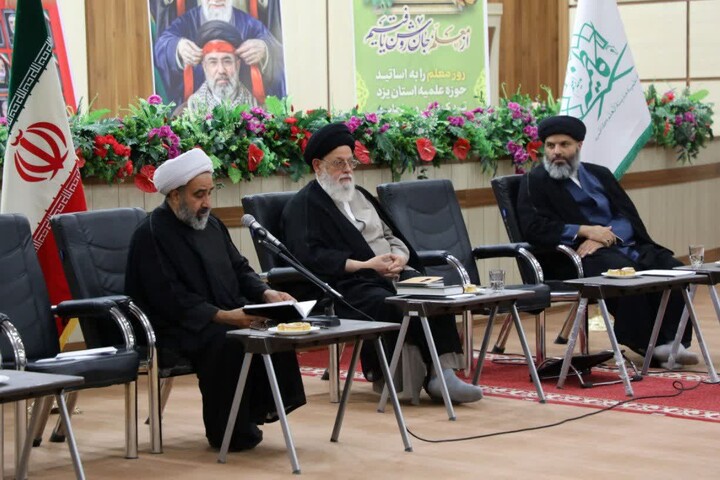 تصاویر/ مراسم گرامیداشت آیت‌الله شهید مرتضی مطهری (ره) و  مقام معلم در مدرسه علمیه مدینة العلم کاظمیه یزد برگزار شد