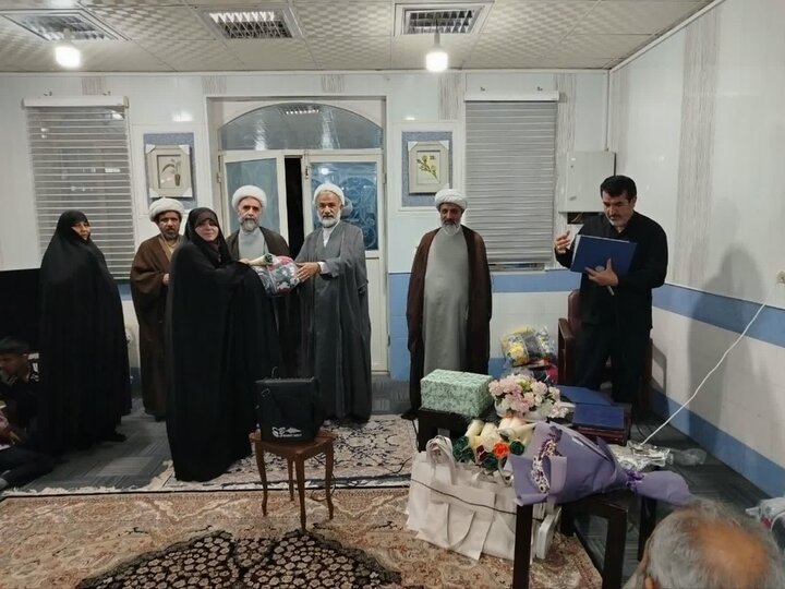 تصاویر/ مراسم تجلیل از اساتید حوزه علمیه خواهران در برازجان