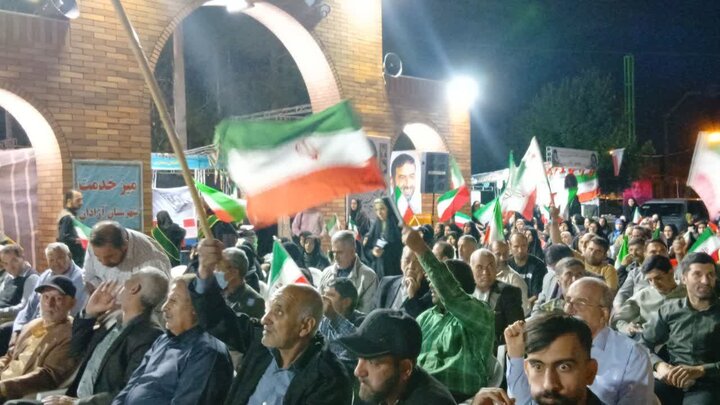 تصاویر / اجتماع شبانه مردمی شریف شهر آرادان در میدان امام خمینی (ره)
