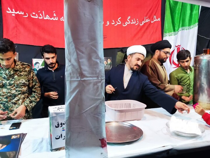 تصاویر/ فعالیت طلاب در موکب مدرسه علمیه امیرالمومنین(ع)تبریز
