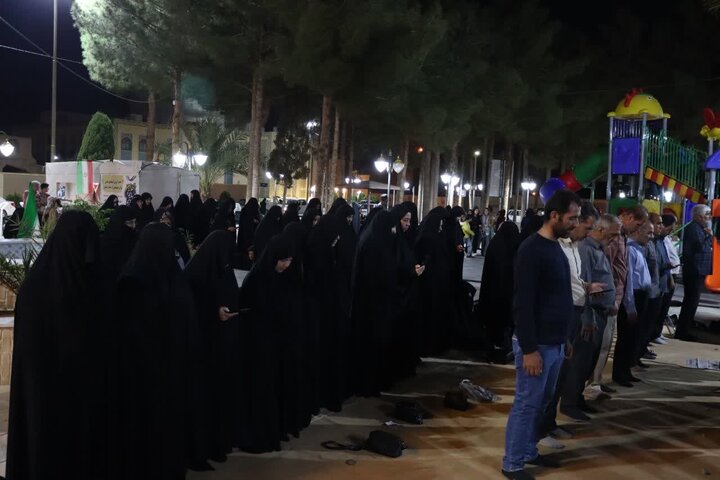 تصاویر/ اقامه نماز استغاثه به امام زمان عجل الله تعالی فرجه الشریف در پارک معلم شهر مجومرد