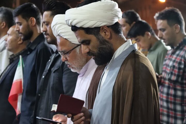 تصاویر/ اقامه نماز استغاثه به امام زمان عجل الله تعالی فرجه الشریف در پارک معلم شهر مجومرد