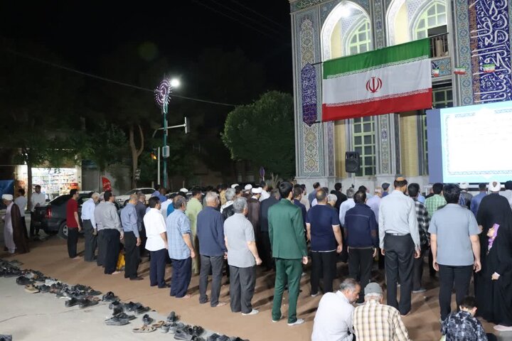 تصاویر/ اقامه نماز استغاثه به امام زمان عجل الله تعالی فرجه الشریف در پارک معلم شهر مجومرد