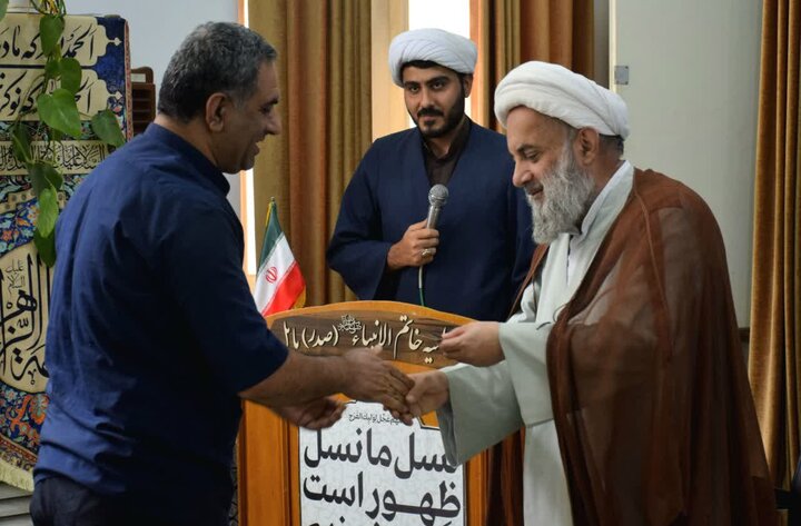 تصاویر/ تجلیل حجت الاسلام و المسلمین روحانی از خادمان و زحمتکشان مدرسه علمیه خاتم الانبیاء بابل