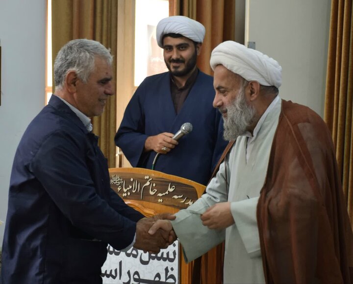 تصاویر/ تجلیل حجت الاسلام و المسلمین روحانی از خادمان و زحمتکشان مدرسه علمیه خاتم الانبیاء بابل