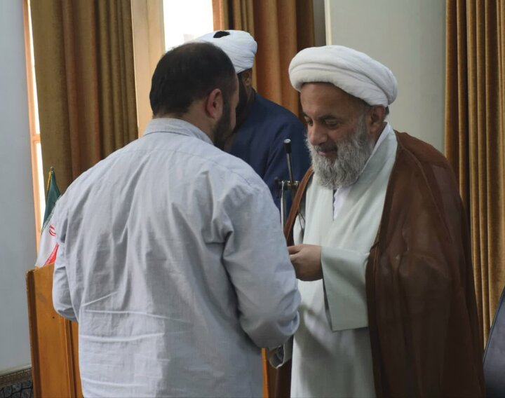 تصاویر/ تجلیل حجت الاسلام و المسلمین روحانی از خادمان و زحمتکشان مدرسه علمیه خاتم الانبیاء بابل