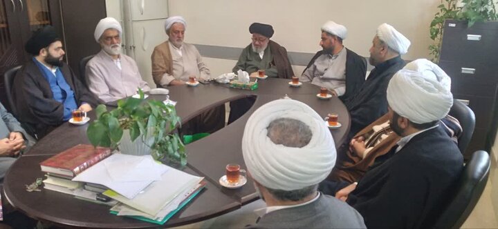تصاویر/ تکریم اساتید مدرسه علمیه امام حسن عسکری (ع) به مناسبت «روز معلم»