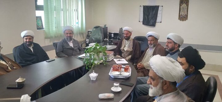تصاویر/ تکریم اساتید مدرسه علمیه امام حسن عسکری (ع) به مناسبت «روز معلم»