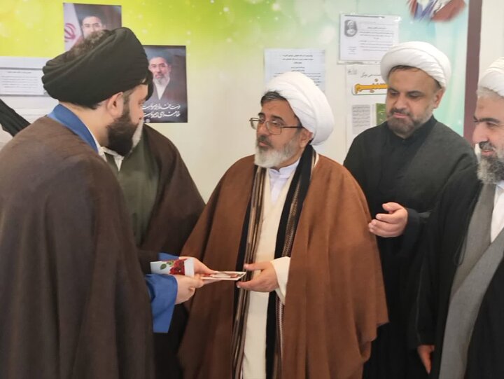 تصاویر/ تکریم اساتید مدرسه علمیه امام حسن عسکری (ع) به مناسبت «روز معلم»