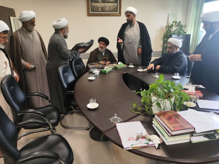 تصاویر/ تکریم اساتید مدرسه علمیه امام حسن عسکری (ع) به مناسبت «روز معلم»