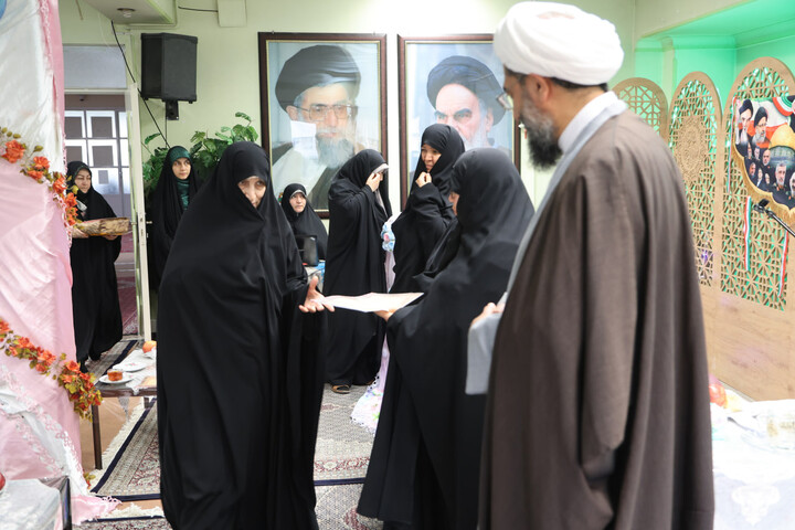 تصاویر / آیین تقدیر از اساتید حوزه علمیه خواهران همدان