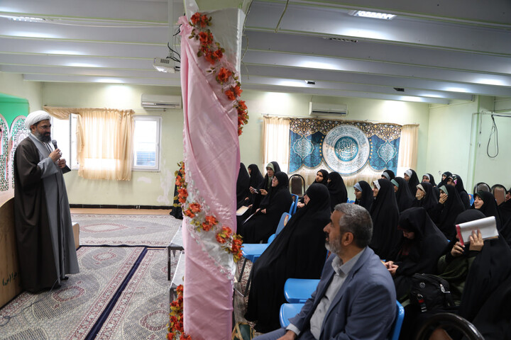 تصاویر / آیین تقدیر از اساتید حوزه علمیه خواهران همدان