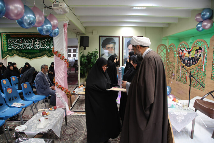 تصاویر / آیین تقدیر از اساتید حوزه علمیه خواهران همدان