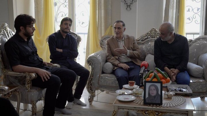 تصاویر/ دیدار رئیس بنیاد شهید و امور ایثارگران با خانواده معلم شهیده «مریم حیدری»
