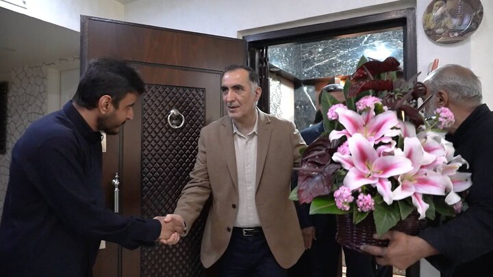 تصاویر/ دیدار رئیس بنیاد شهید و امور ایثارگران با خانواده معلم شهیده «مریم حیدری»